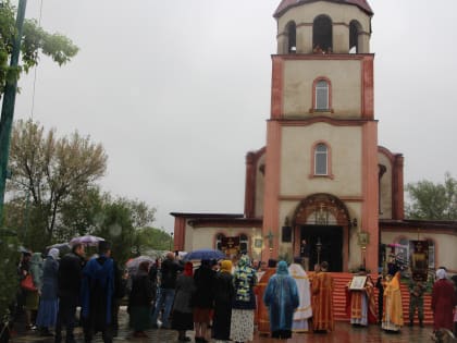 В Кизляре прошел Крестный ход в День памяти святого великомученика Георгия Победоносца