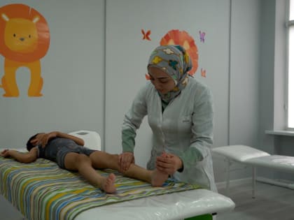 Глава Дагестана передал подарки пациентке реабилитационного центра в Дербенте