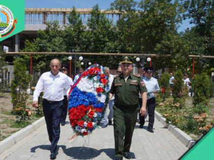 Даниял Исламов возложил цветы к мемориалу Неизвестного солдата в Бабаюрте