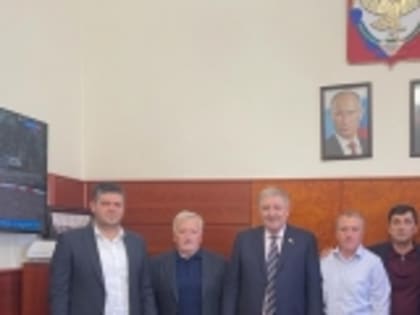 Галип Галипов поздравил Сайгидахмеда Ахмедова с днем рождения и вручил награду за заслуги в развитии Гумбетовского района