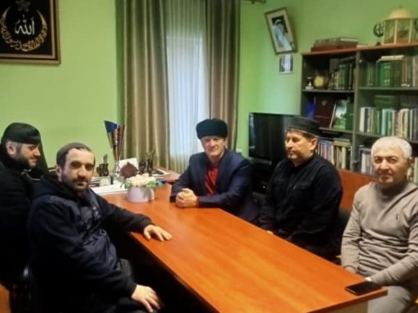 Представители Миннаца РД встретились с автором рукописного Корана Сулейманом Аширалиевым