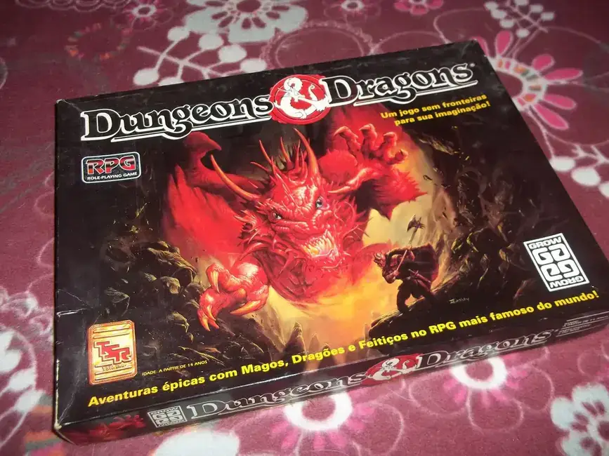 Versão brasileira do RPG Dungeons & Dragons com arte de dragão vermelho em destaque na caixa.