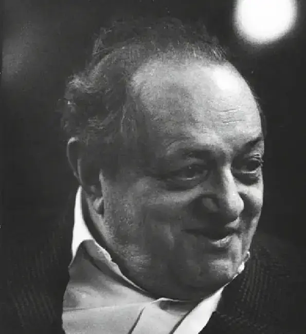 Retrato em preto e branco de Jacob Levy Moreno sorrindo levemente.