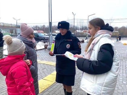 Молодогвардейцы Долгопрудного вместе с сотрудниками ОГИБДД «Мытищинское» провели профилактический рейд.