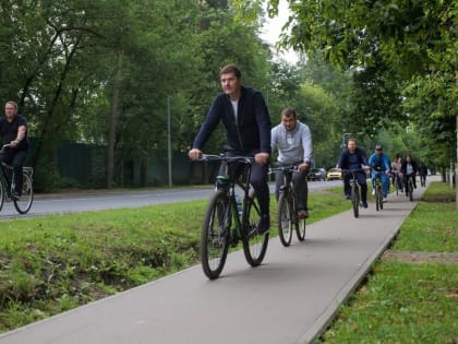 Владимир Волков во время велообъезда проверил содержание территории поселка Малаховка