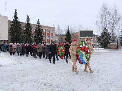 «Чтоб дать нам право жить на этом свете, Вы шли сражаться, грудью на врага…»