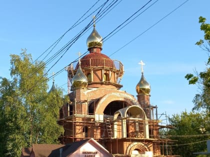 На храм святителя Луки в Чехове водрузили накупольные кресты