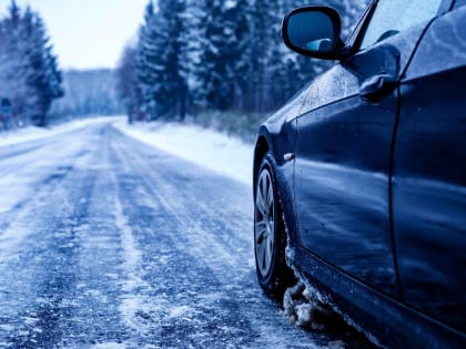 Именно такие автомобили безопасны на скользкой дороге