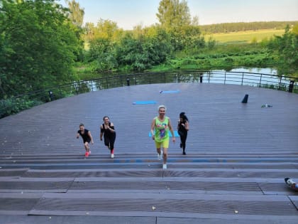 Сторонники партии "Единая Россия" провели открытую фитнес-тренировку для жителей Лосино-Петровского