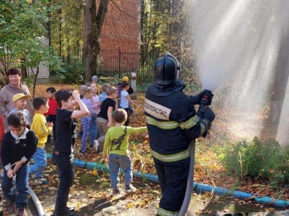 Дмитровские пожарные побывали в гостях у дошколят