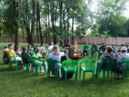 В Зарайском центральном парке культуры и отдыха состоялся вечер песен под гитару в рамках проекта «Струны души»