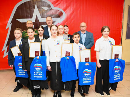 В преддверии Дня защитника Отечества молодежи Серпухова вручили первые паспорта и приняли в ряды Юнармии