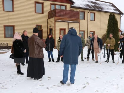 Гости городского округа Лотошино - инвалиды боевых действий, участники специальной военной операции побывали в Храме Серафима Саровского