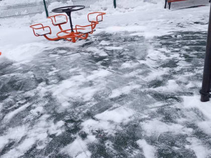 Уборка дворовых территорий от наледи продолжилась в Воскресенском 