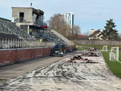 Члены партии «Единая Россия» проверили проведение капитального ремонта стадиона в Королеве