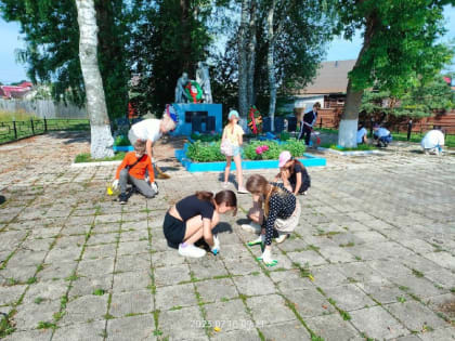 Лицеисты навели чистоту на территории братского захоронения