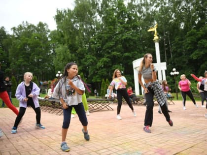Бесплатные тренировки на свежем воздухе проходят в парках Дмитровского округа