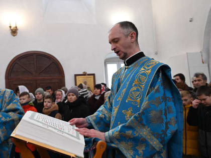 В Серпухове прошло Архиерейское богослужение в честь праздника Сретения Господня