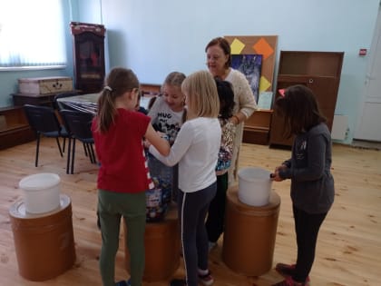 Тучковские ребята на скорость перекладывали «добрые» крышечки