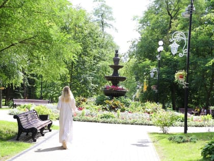 Глава округа проверил работу парка в мкрн. Москворецкий