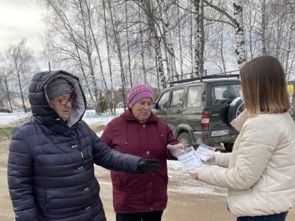 Волонтёры молодежного отдела «Семёновский» регулярно ведут работу с населением