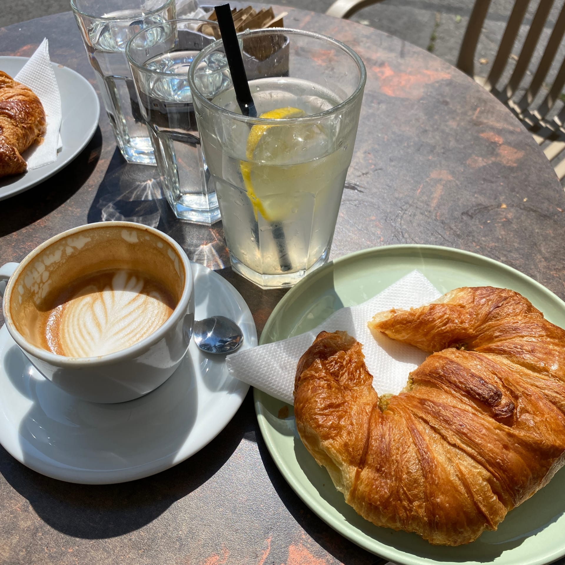 Cappuccino a croissant v Kavárně KeP's