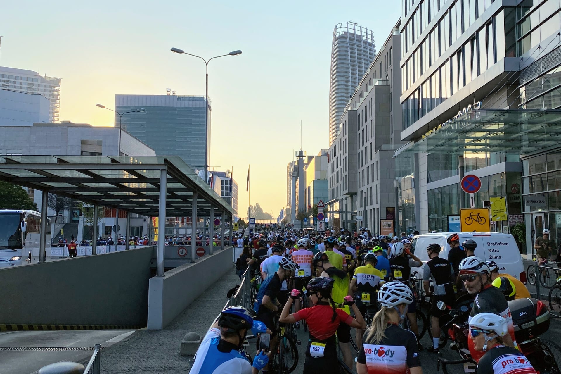 Samotný konec pelotonu při startu L'etape Slovakia by Tour de France 2023