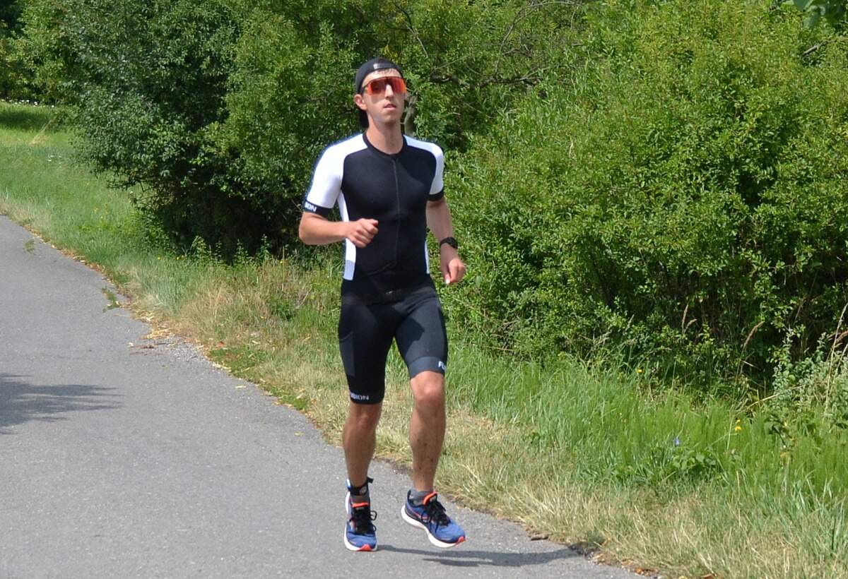 Samuel Dušek během běžecké části závodu Hobby Čerťák Triatlon 2023