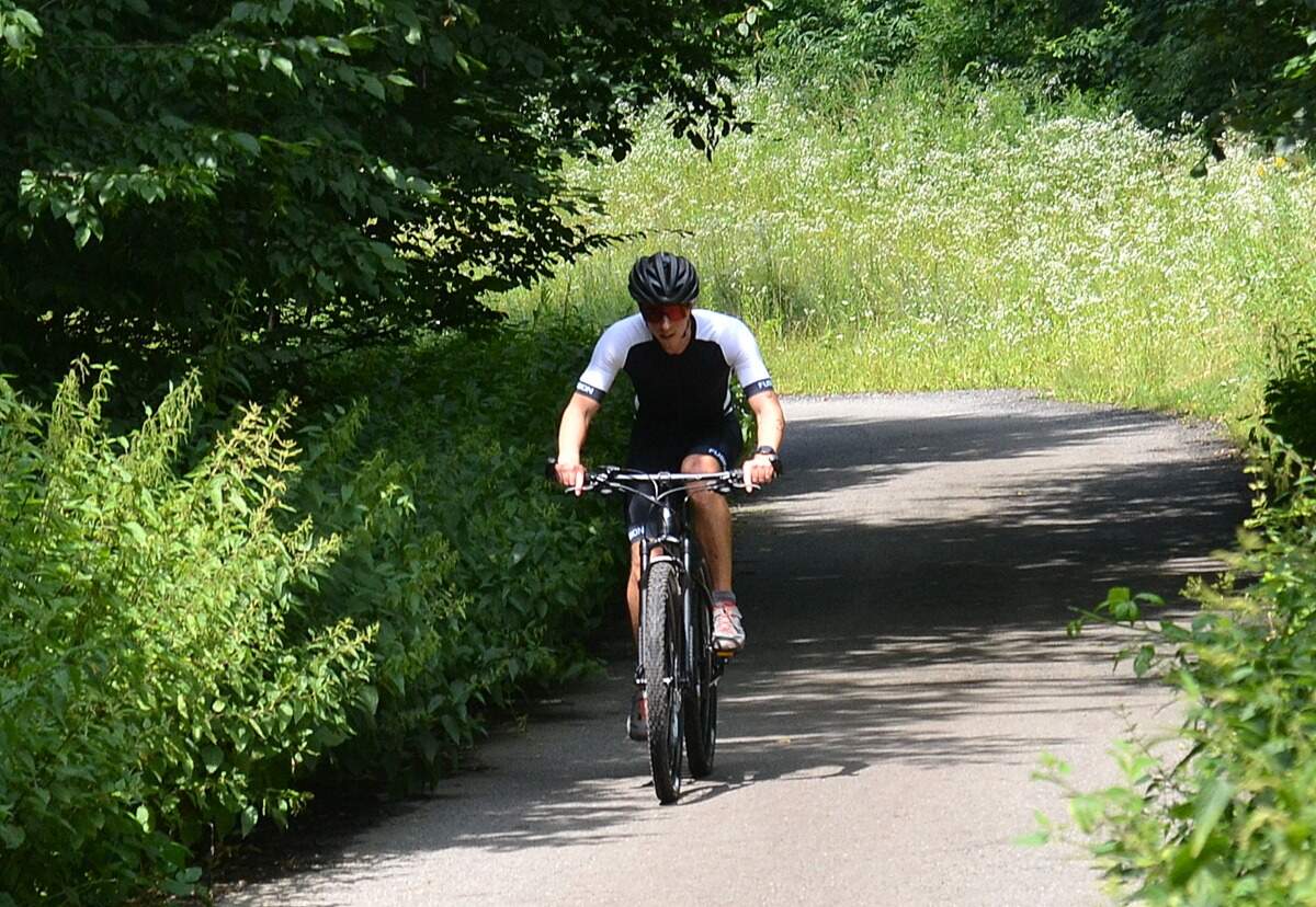 Samuel Dušek během cyklistické části závodu Hobby Čerťák Triatlon 2023