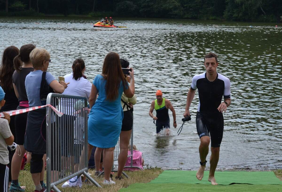 Samuel Dušek po dokončení plavecké části závodu Hobby Čerťák Triatlon 2023