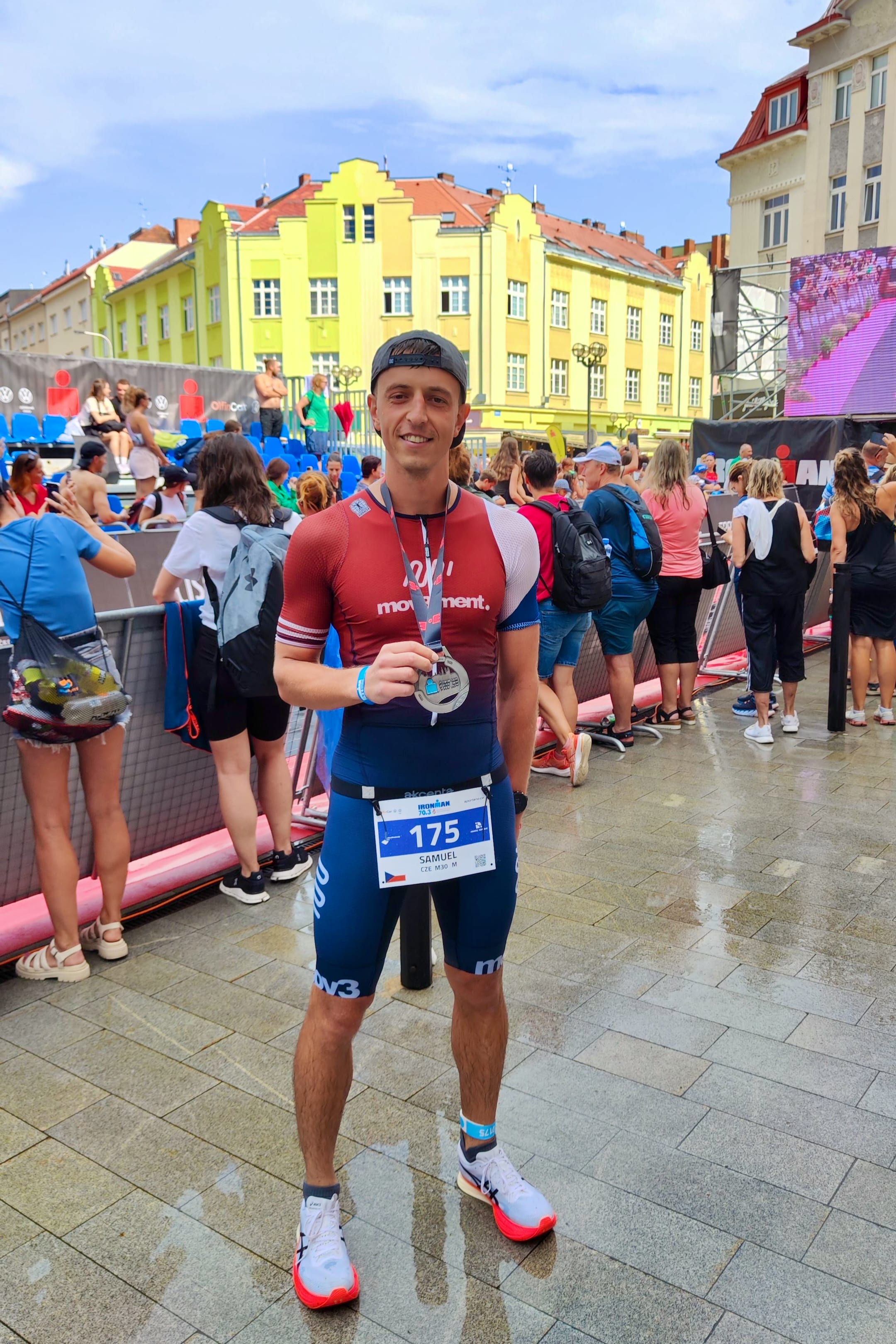 Samuel Dušek v cíli triatlonového závodu Ironman 70.3 Hradec Králové 2024