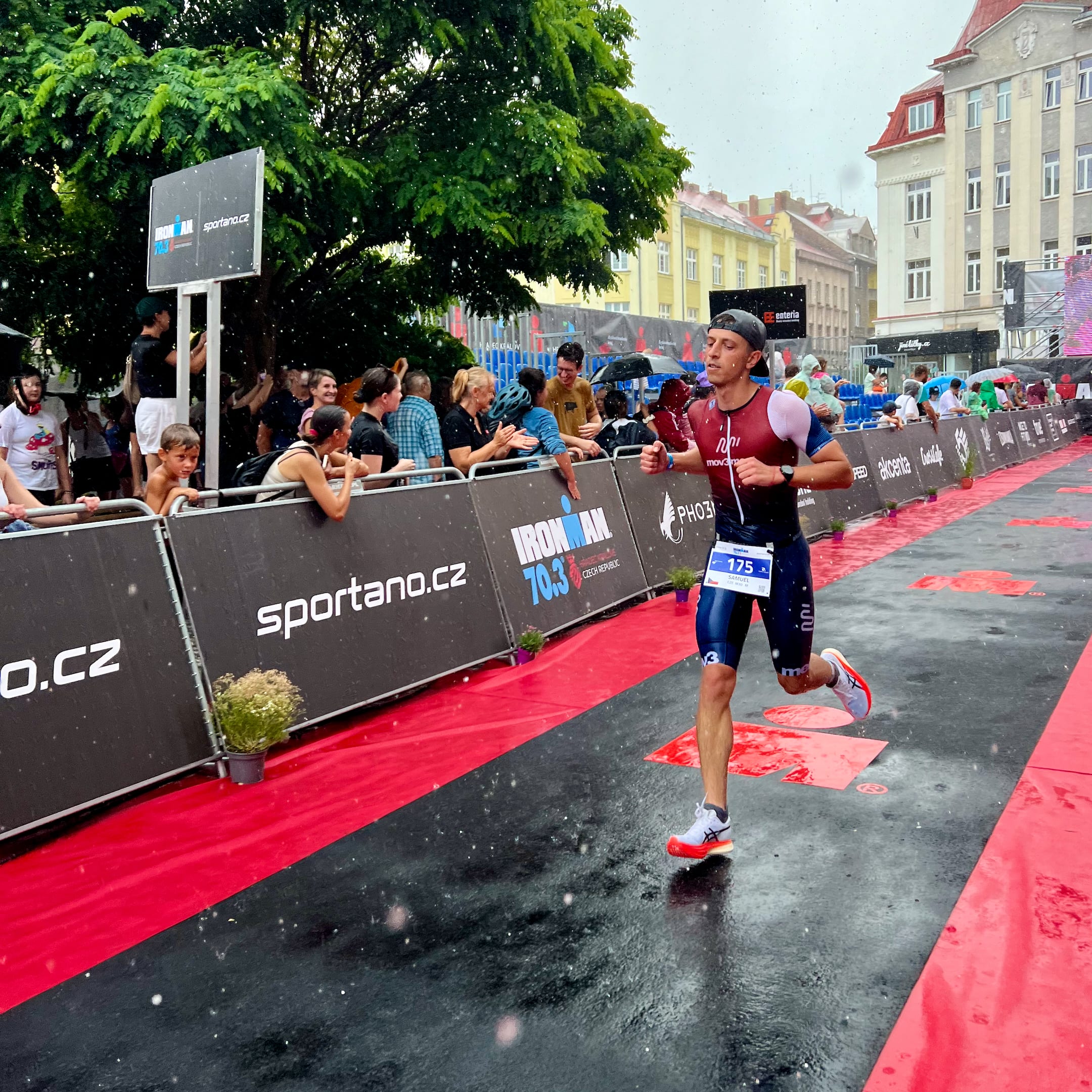 Samuel Dušek v cílové rovince závodu Ironman 70.3 Hradec Králové 2024