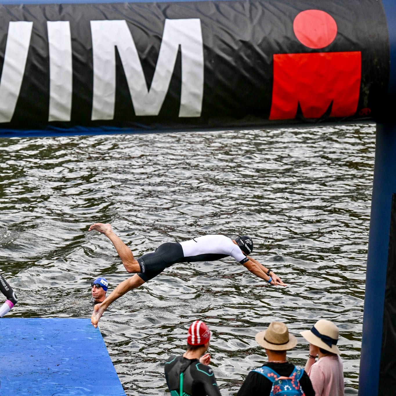 Samuel Dušek při skoku ze startovního mola závodu Ironman 70.3 Hradec Králové 2024