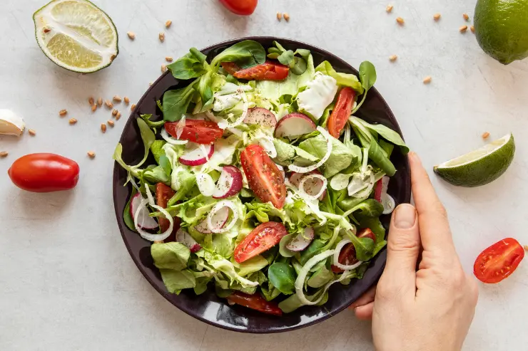 Ensalada Fresca con Aderezo de Limón y Albahaca