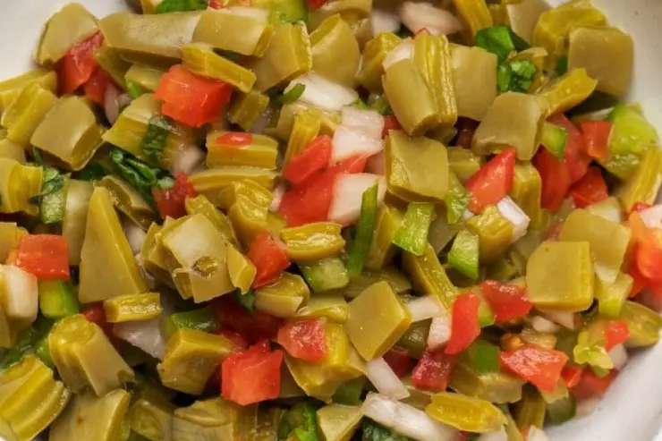 Nopales Salteados con Tomate y Cebolla
