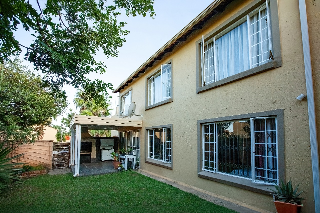 Charming Townhouse For Sale In Willow Park Manor