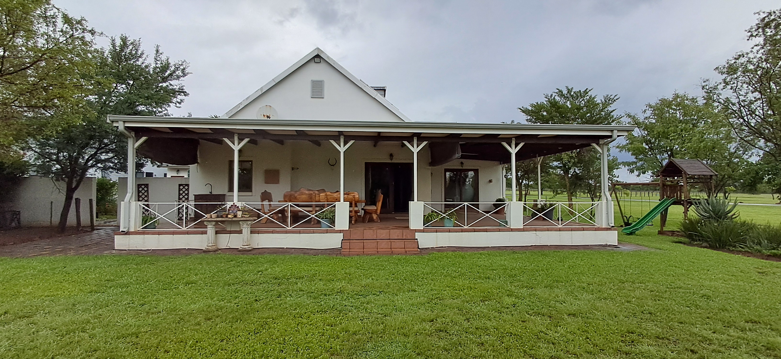 Stunning farm style home for sale is situated within the Waterlake Farm Estate in the far East of Pretoria.