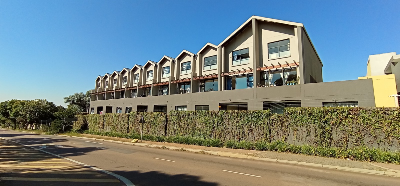 Stunning Upmarket Apartment For Sale In Menlo Park