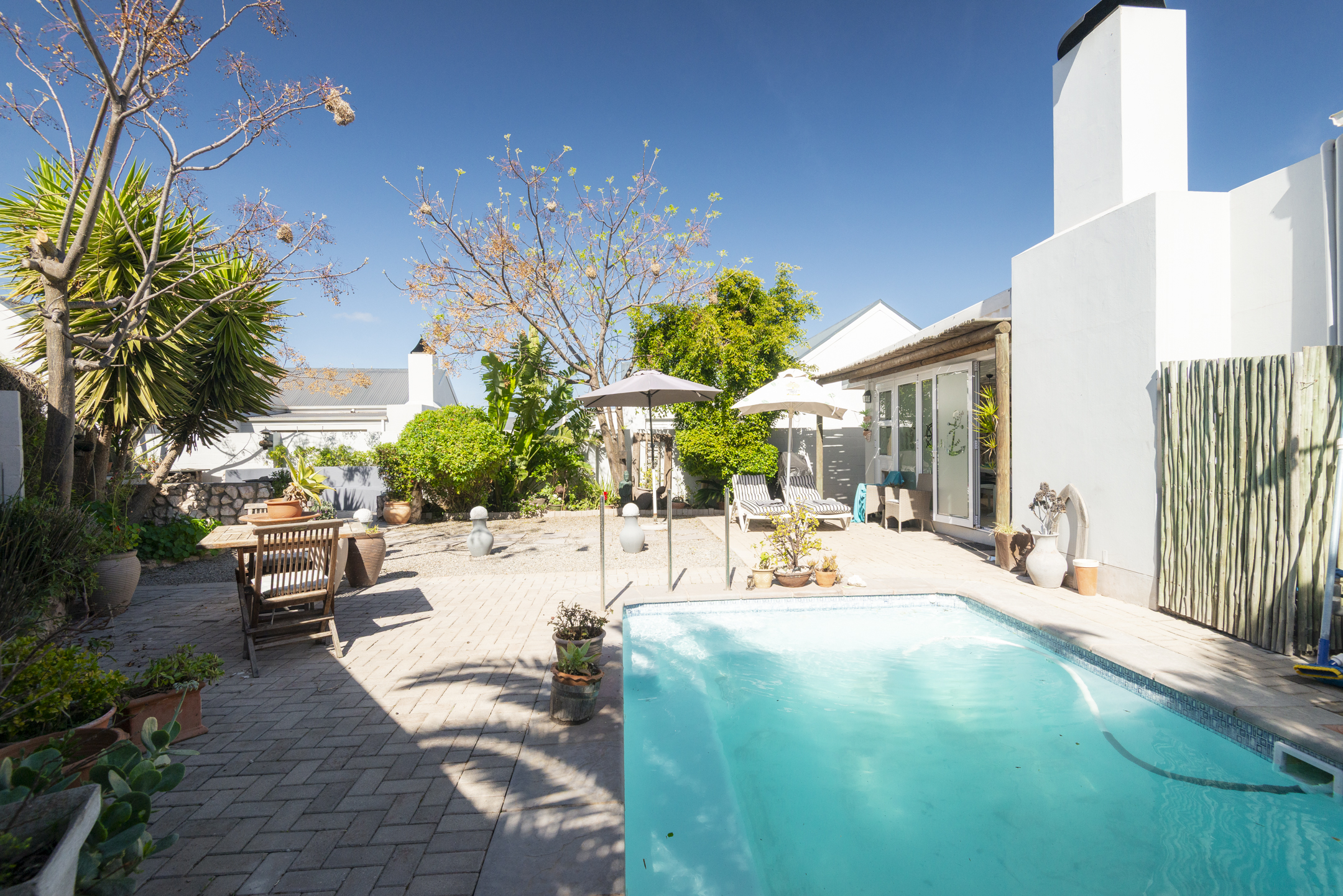 Estate Living - Private Villa-Style Living near Amenities
