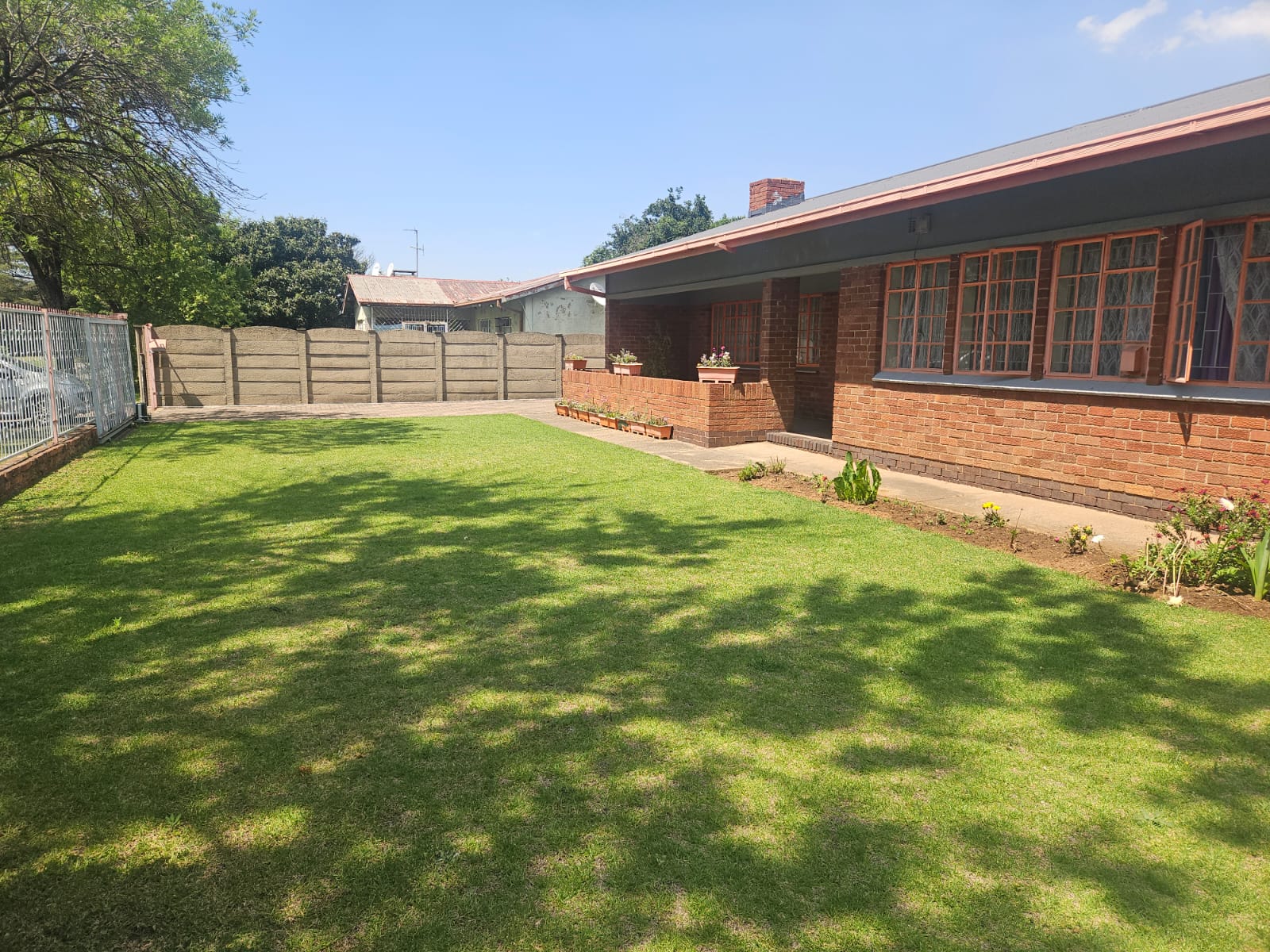 charming 3 bedroom house with sparkling pool
