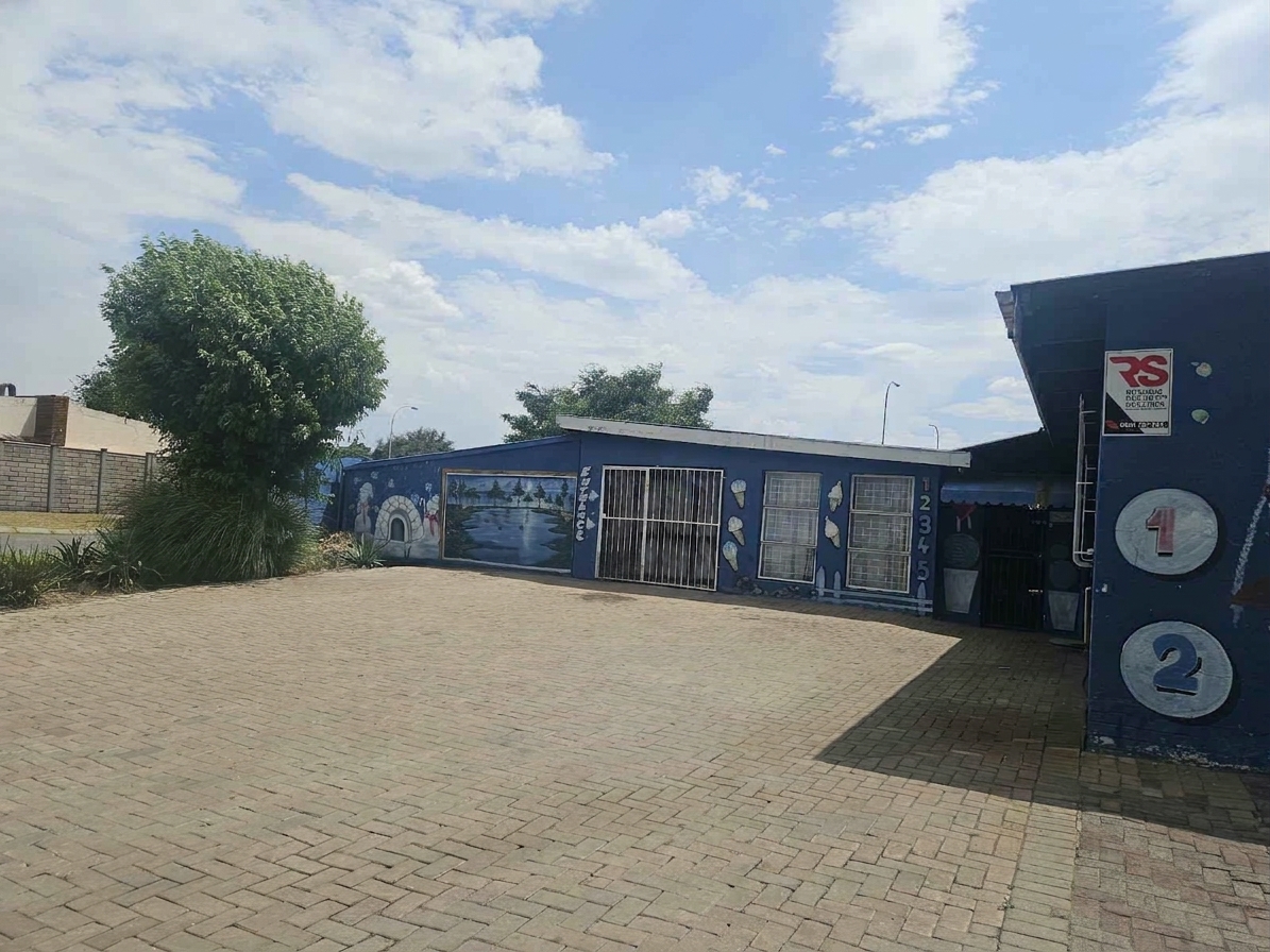 STUNNING 2 BEDROOM HOME WITH FLATLET IN VANDERBIJLPARK SE 1