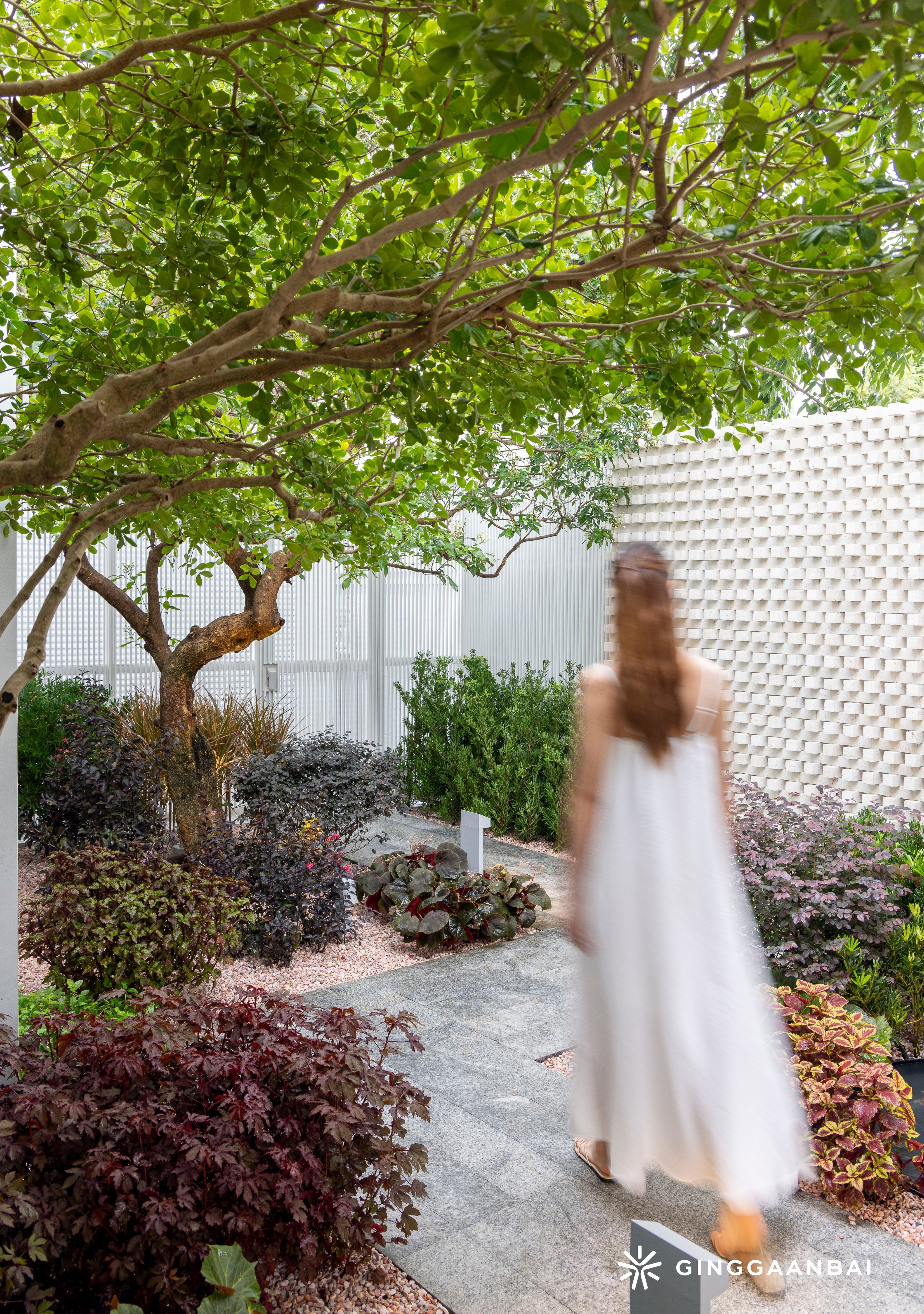 GGB2262 Gentle Motion — garden detail 2