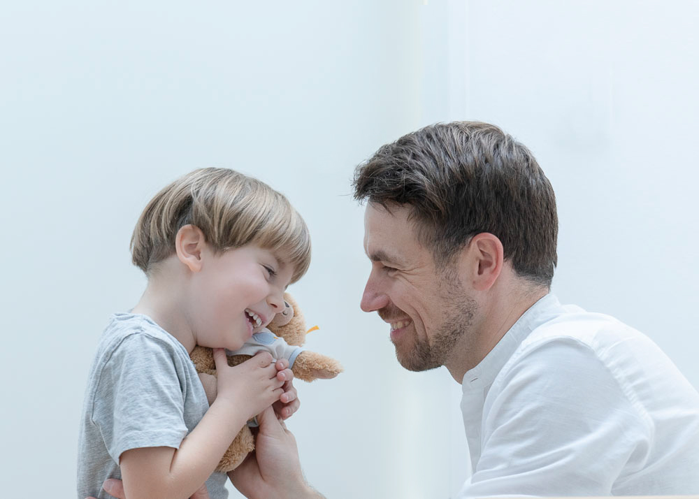 Vater und Sohn mit Kuscheltier