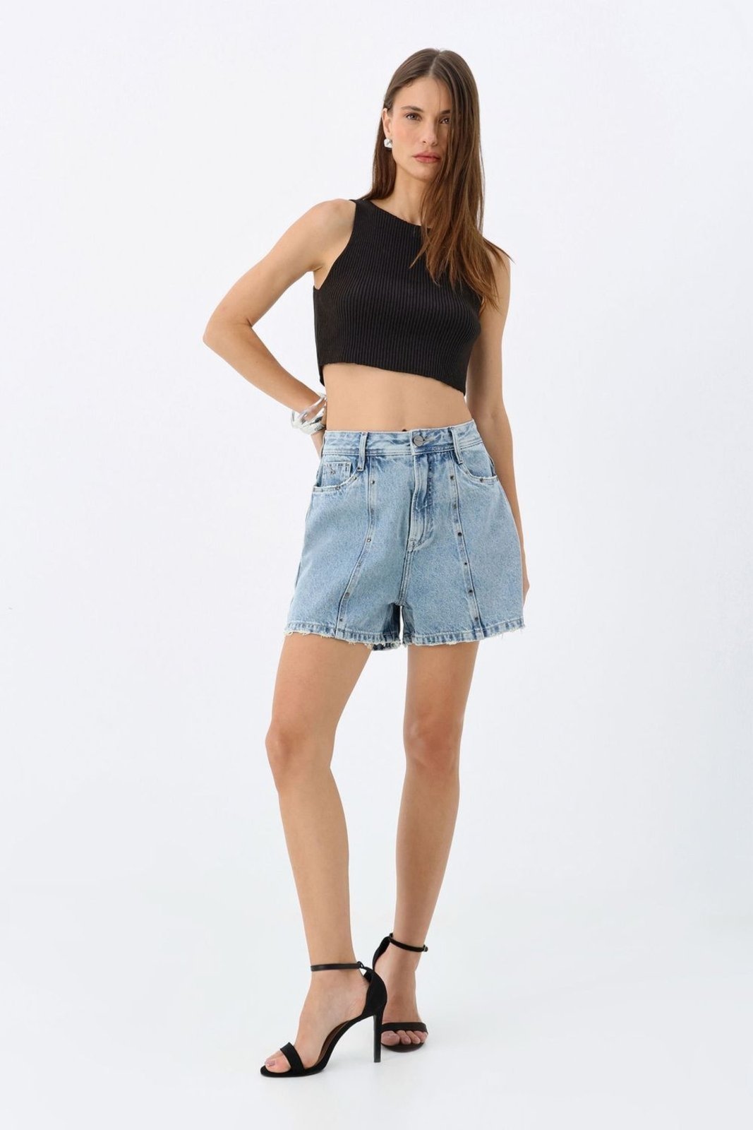 Short Jeans com Aplicação e