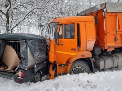 Житель Кубани погиб на трассе Ставрополья при столкновении легковушки и грузовика