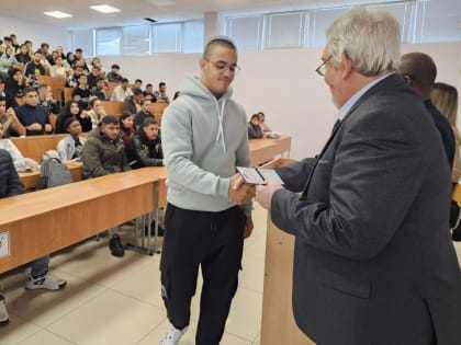 В ПМФИ вручили студенческие билеты первокурсникам-иностранцам.