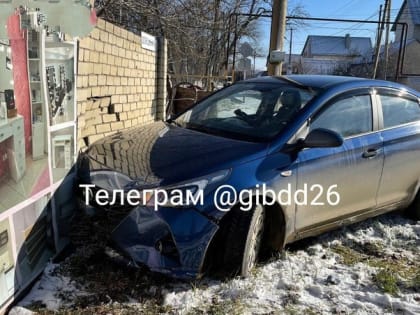Пожилой водитель на высокой скорости врезался в забор в Ставрополе