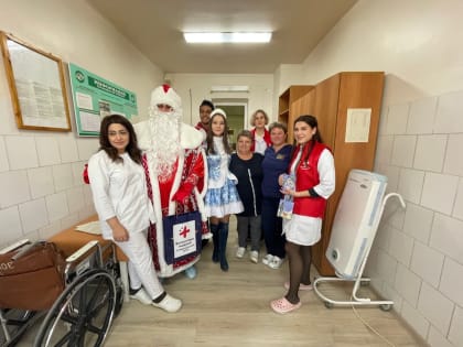 В канун Нового года представители общественного движения «Волонтеры-медики» поблагодарили за работу сотрудников СККБ, дежуривших 31 декабря