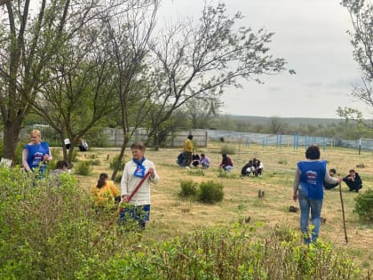 1 Мая активисты партии отметили трудом