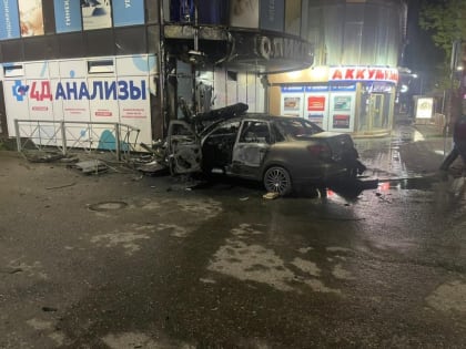 После ДТП в Ессентуках загорелись автомобили и здание